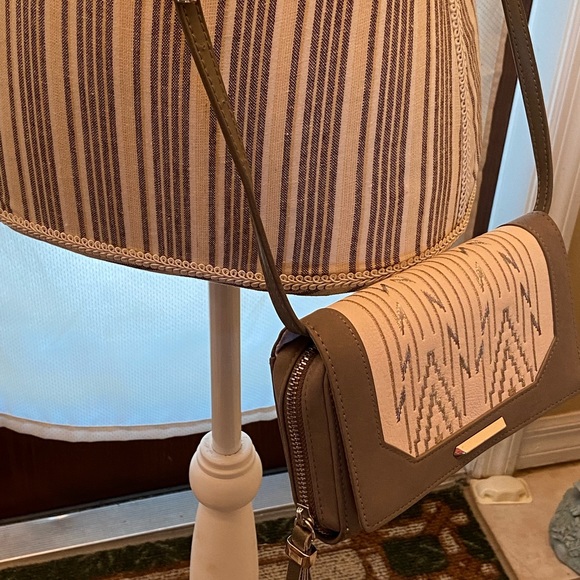 Stella & Dot Taupe Hello Gorgeous Crossbody Grey Wallet - Picture 2 of 16